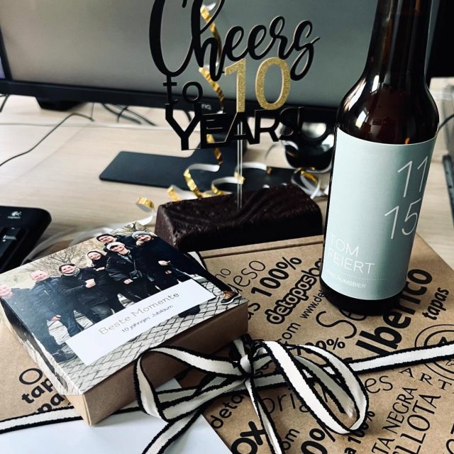 Heute feiern wir 10 jähriges Jubiläum von unserem Tom🥳!! Danke für die vielen schönen Jahre. Mögen noch weitere glückliche und erfolgreiche Jahre folgen…..
#jubiläum2025 #ecence #mitarbeiterjubiläum #wertschätzungamarbeitsplatz #bestesteam❤️ #togetherwegrow #dankefürdietreue
