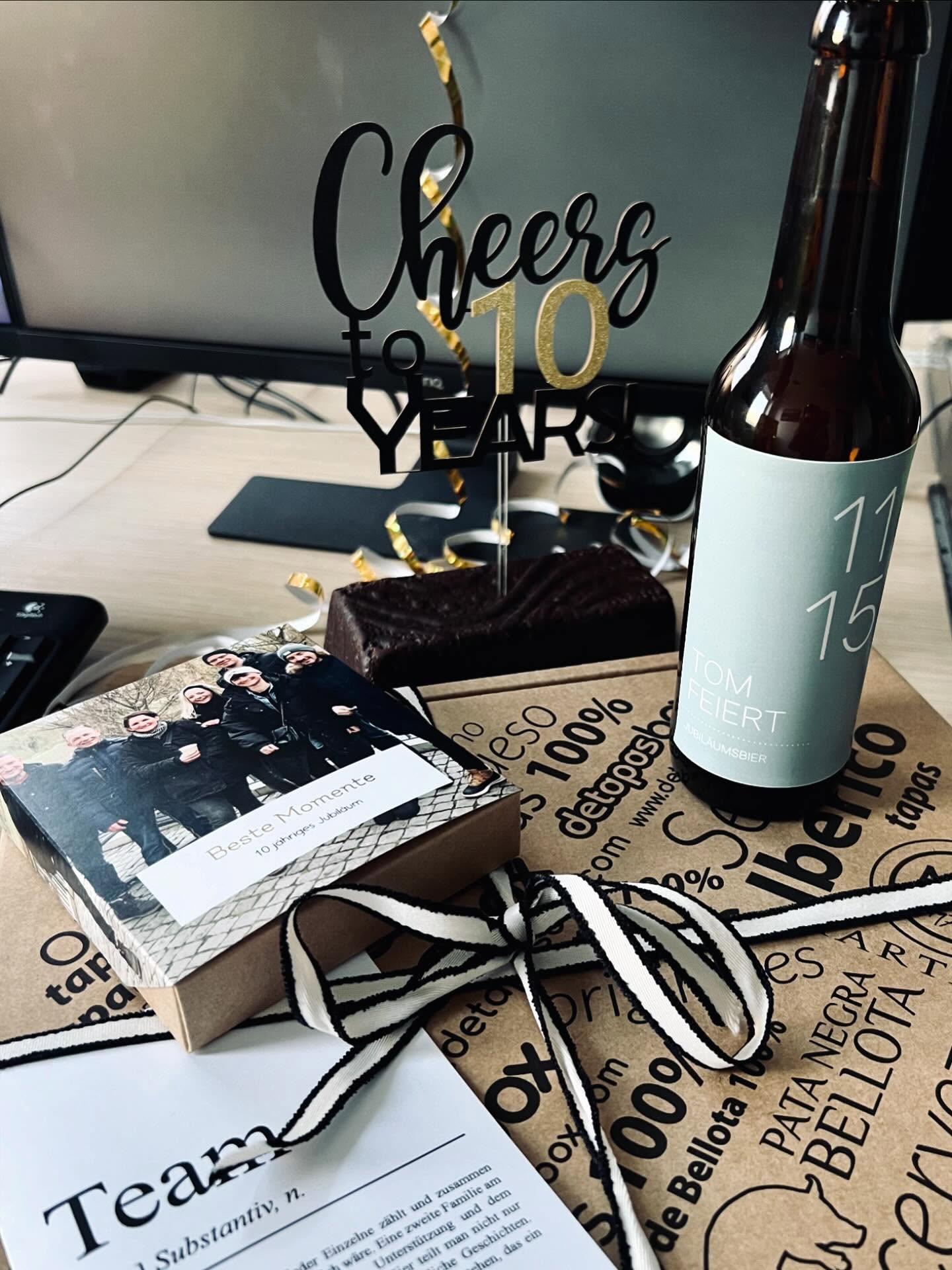 Heute feiern wir 10 jähriges Jubiläum von unserem Tom🥳!! Danke für die vielen schönen Jahre. Mögen noch weitere glückliche und erfolgreiche Jahre folgen…..
#jubiläum2025 #ecence #mitarbeiterjubiläum #wertschätzungamarbeitsplatz #bestesteam❤️ #togetherwegrow #dankefürdietreue